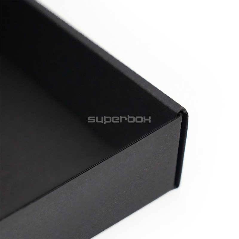 Чёрная подарочная коробка низкой высоты с ПВХ-окошком Чёрная подарочная коробка низкой высоты с ПВХ-окошком