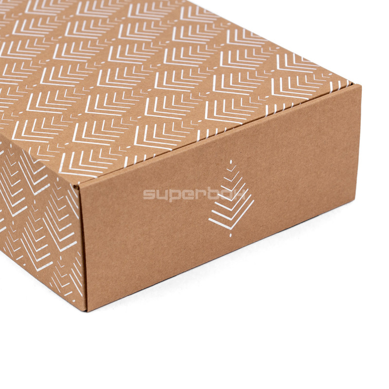 Brūna A4 kaste ar eglīšu rakstu