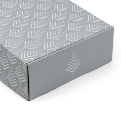 Pelēka Ziemassvētku dāvanu kaste ar eglīšu rakstu, 305×215×85 mm