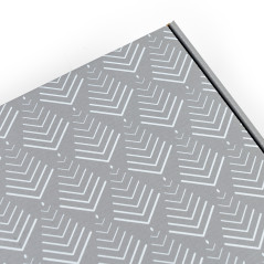 Pelēka Ziemassvētku dāvanu kaste ar eglīšu rakstu, 305×215×85 mm