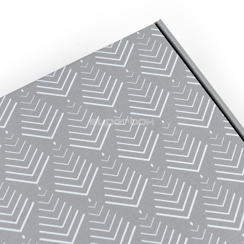 Pelēka A4 kaste ar Ziemassvētku eglīšu rakstu Pelēka A4 kaste ar Ziemassvētku eglīšu rakstu