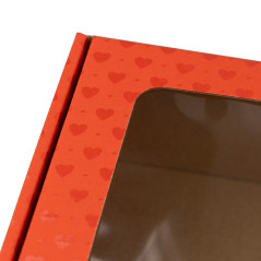 Sarkana dāvanu kaste ar lodziņu un sirds rakstu, 185x195x75 mm