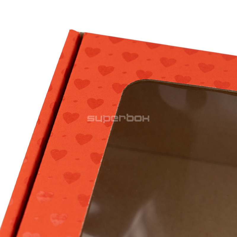 Красная подарочная коробка с окном и узором в виде сердца Красная подарочная коробка с окном и узором в виде сердца