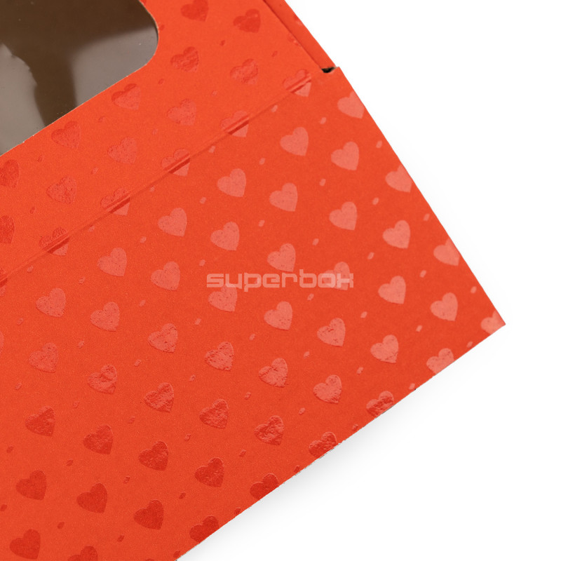 Красная подарочная коробка с окном и узором в виде сердца Красная подарочная коробка с окном и узором в виде сердца