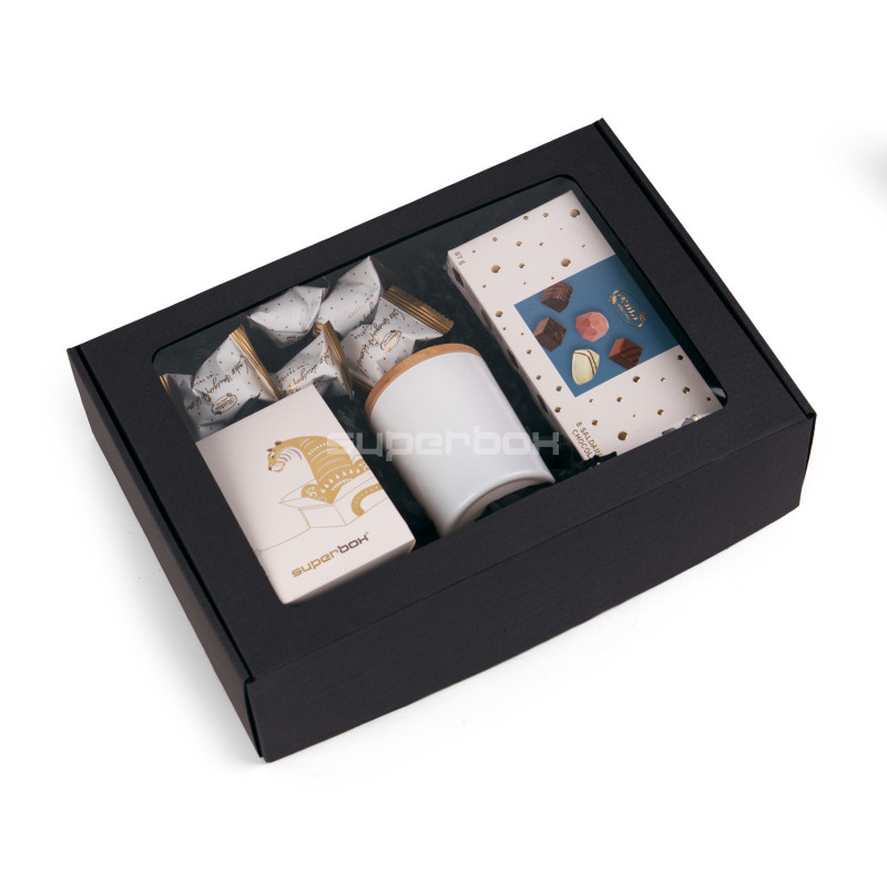 Matēta A4 izmēra dāvanu kaste melnā krāsā ar lodziņu