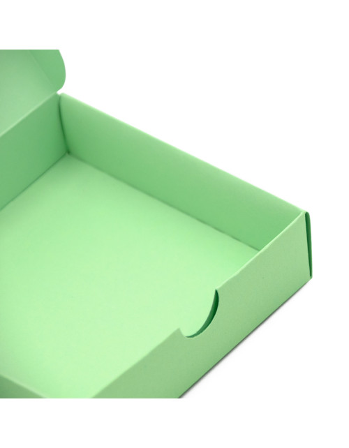 Neliela kvadrātveida dāvanu kaste no smaragda dekoratīvā kartona
