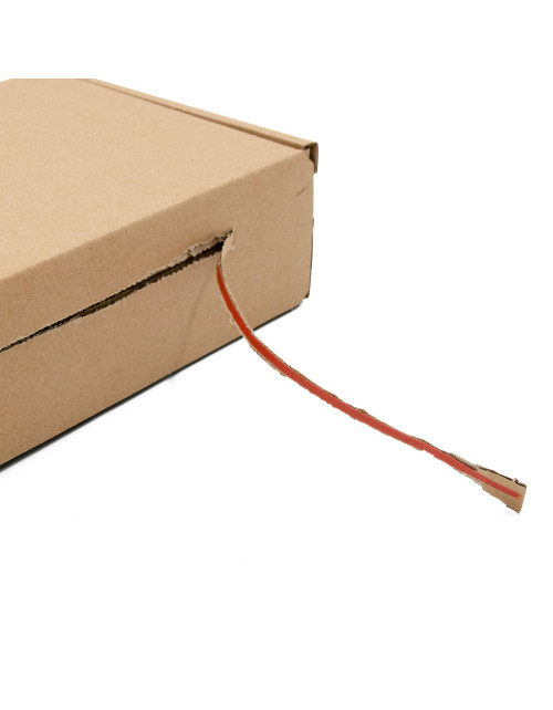 Brūna kaste ar noplēšamu līmlenti no gofrētā kartona