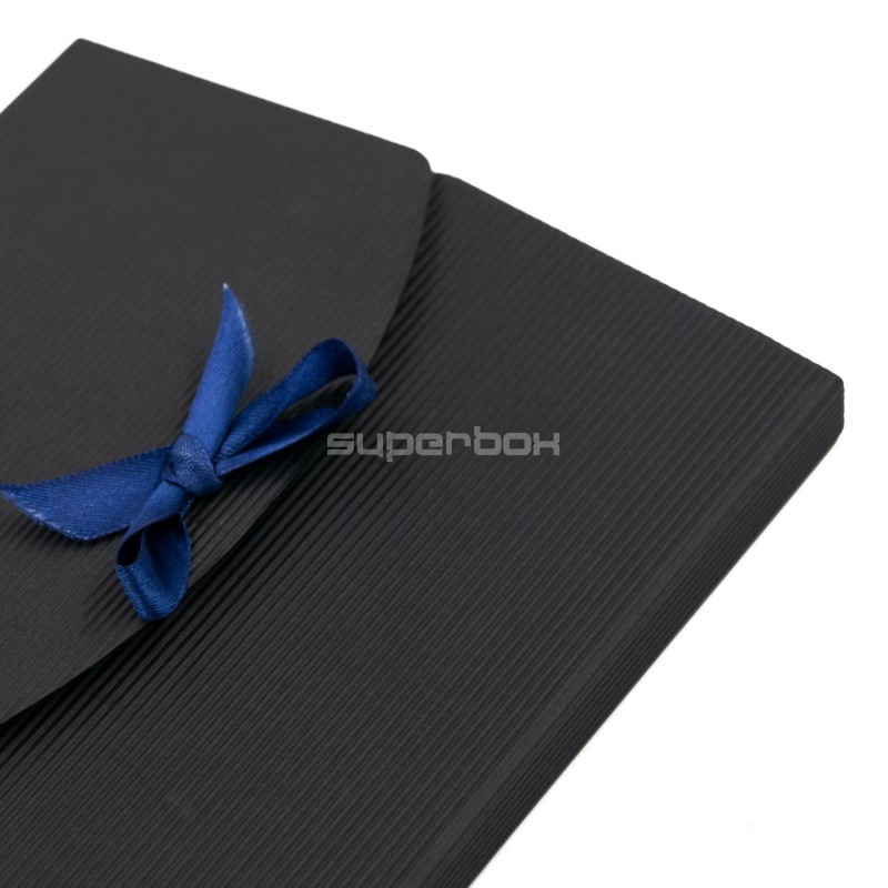 Элегантный чёрный конверт с открытой волной для ювелирных изделий Элегантный чёрный конверт с открытой волной для ювелирных изделий