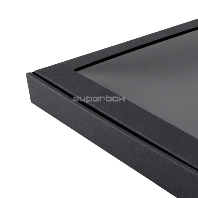 Чёрная квадратная подарочная коробка небольшой высоты с окошком