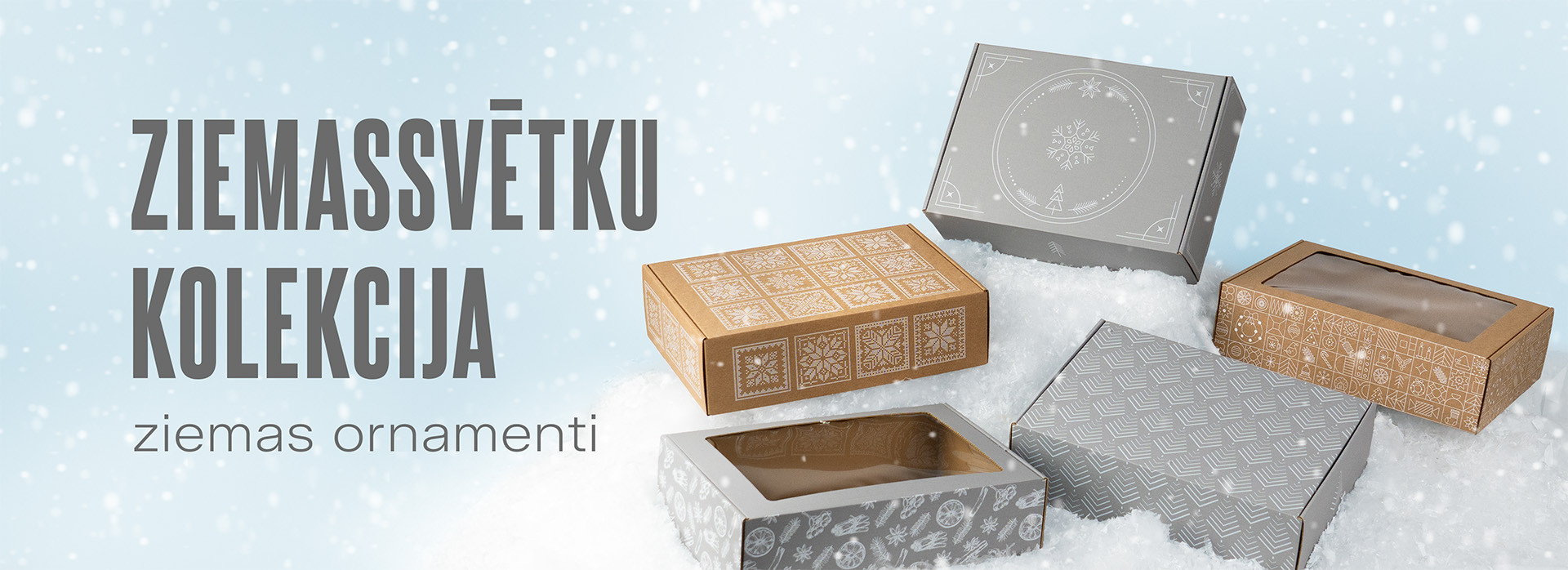Piecas dāvanu kastes ar rakstiem uz sniega uz gaiši zila fona. Kreisajā pusē teksts ‘Ziemassvētku kolekcija ziemas ornamenti’